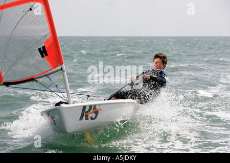 Ragazzo vela rs tera dinghy nel porto di Chichester Regno Unito Foto Stock