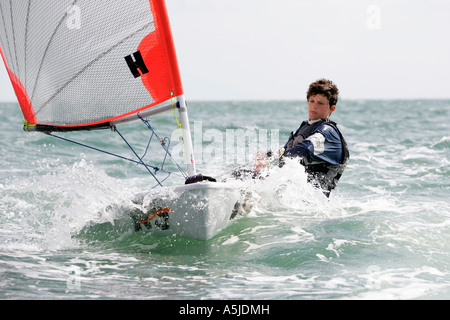 Ragazzo vela rs tera dinghy nel porto di Chichester Regno Unito Foto Stock