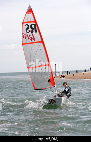 Ragazzo vela rs tera dinghy nel porto di Chichester Regno Unito Foto Stock