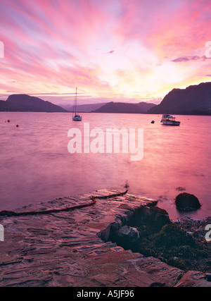 Alba sul Loch Carron da Plockton Pier Wester Ross Scotalnd Foto Stock