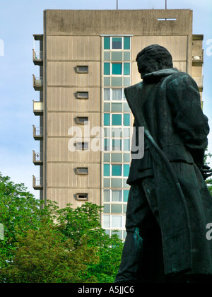 Scultura di Josip Broz Tito vor plattenbau buillding in Velenje in Slovenia Foto Stock