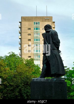 Scultura di Josip Broz Tito vor plattenbau buillding in Velenje in Slovenia Foto Stock