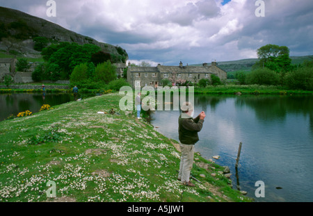 Fattoria di Pesce con Kilnsey Crag oltre, Wharfedale, Yorkshire Dales National Park, North Yorkshire, Inghilterra, Regno Unito. Foto Stock