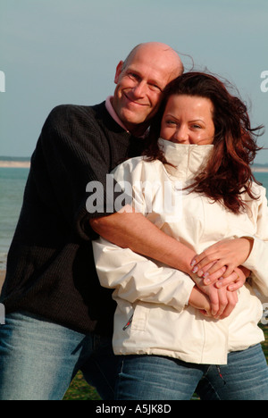 Signor amanti passeggiate in riva al mare in gara embracement Foto Stock