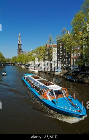 Battello da crociera sul canale Prinzengracht vicino alla Westerkerk centrale Amsterdam Paesi Bassi Olanda UE Europa Foto Stock