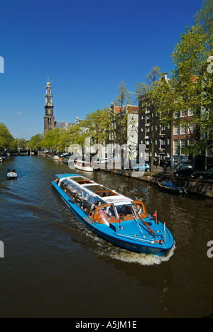 Battello da crociera sul canale Prinzengracht vicino alla Westerkerk centrale Amsterdam Paesi Bassi Olanda UE Europa Foto Stock