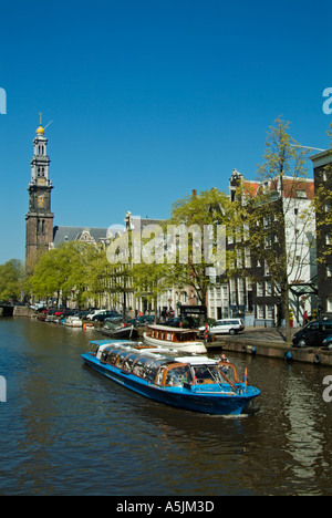 Gita in barca di crociera sotto un ponte sul canale Prinzengracht vicino Westerkerk Amsterdam Paesi Bassi Olanda UE Europa Foto Stock