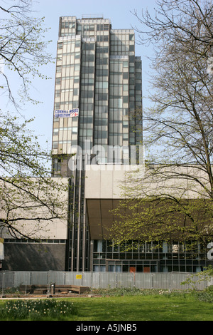 Edificio di matematica all'inizio dei lavori di demolizione Aprile 2005 Oxford Road l'Università di Manchester REGNO UNITO Foto Stock