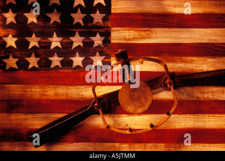 Bear trap in legno sulla bandiera americana Foto Stock