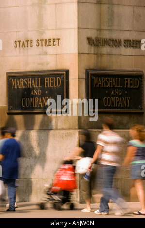 State Street shopping nella parte anteriore del Marshall Fields e società in Chicago Illinois Foto Stock