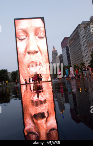 Bambini che giocano in acqua a corona Fontana nel Millennium Park Chicago Illinois Foto Stock