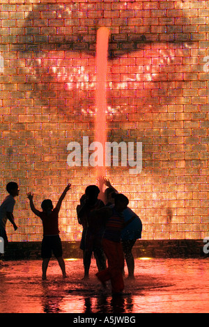 Bambini che giocano in acqua a corona Fontana nel Millennium Park Chicago Illinois Foto Stock