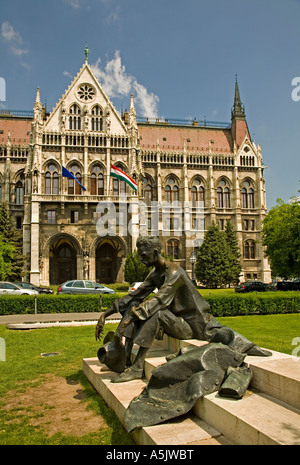 Statua di Josef Attila nella parte anteriore del Parlament edificio in stile neogotico , Budapest, Ungheria, Europa sud-orientale, Europa Foto Stock