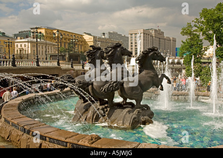 Parco e cavalli fontana nel giardino di Alexander presso la strada Maneschnaja, Mosca, Russia, Est Europa, Europa Foto Stock