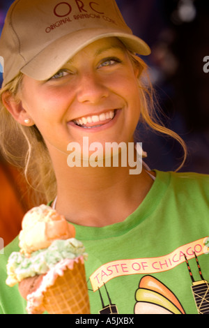 Ragazza con un cono gelato al gusto di Chicago nel Grant Park di Chicago, Illinois Foto Stock