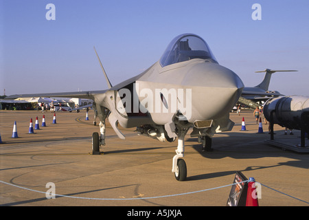 Lockheed Martin F-35 Lightning II Joint Strike Fighter Aircraft replica nella RAF colori Foto Stock