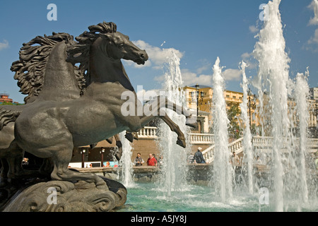 Parco e cavalli fontana nel giardino di Alexander presso la strada Maneschnaja, Mosca, Russia, Est Europa, Europa Foto Stock