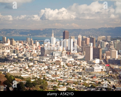 Vista spettacolare del centro di San Francisco guardando a est dalle cime gemelle Foto Stock