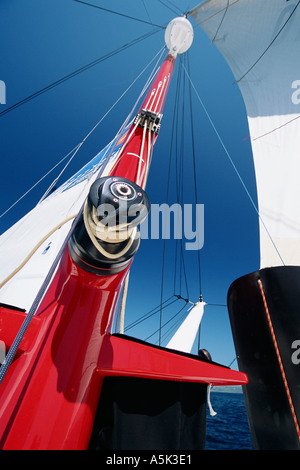 Il verricello e il montante su un hi tech racing yacht Foto Stock