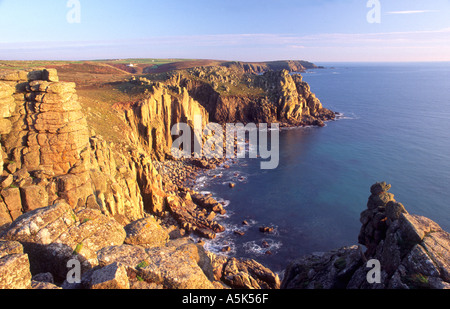 Scogliere di granito nelle vicinanze del Lands End con una vista sud-ovest attraverso l'Oceano Atlantico Cornwall Regno Unito Foto Stock