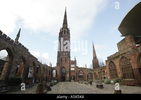 St Michaels torre in rovine della cattedrale di Coventry Foto Stock