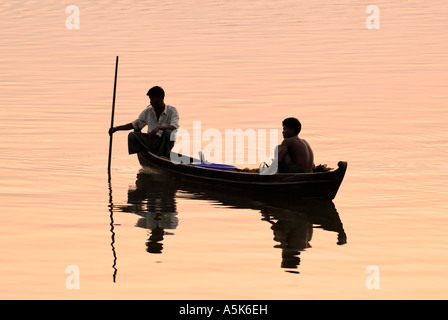 Pescatore sul fiume Irrawaddy, Bhamo, Katchin Stato, Myanmar Foto Stock