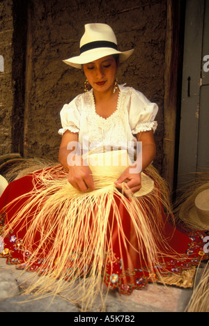 ECUADOR HIGHLANDS, Cuenca Casa del cappello di Panama, donna che fa il cappello di Panama a mano Foto Stock