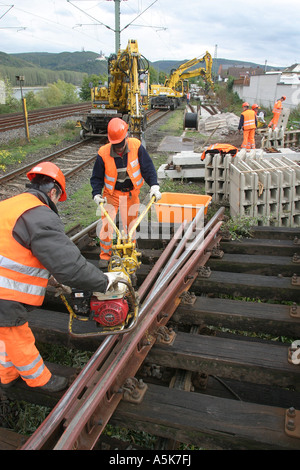 Lavoratori modernizzare il letto stradale della ferrovia Foto Stock