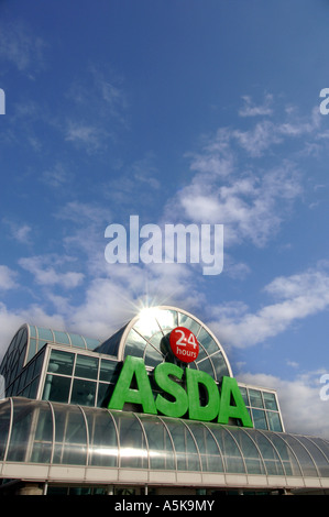 L'ingresso di un nuovo 24 ore di apertura supermercato Asda con tetto in vetro Foto Stock