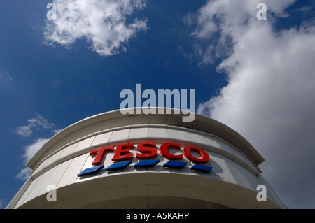 I cieli blu oltre la torre di un nuovo negozio Tesco in Brighton Sussex Foto Stock