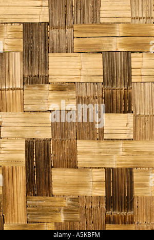 Bamboo mat come parete esterna di una casa, Katchin Stato, Myanmar Foto Stock