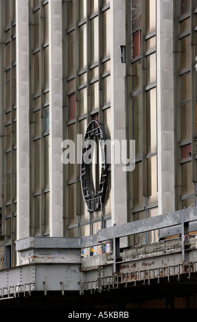 Palazzo della Republik con il suo emblema vuoto a Berlino Foto Stock