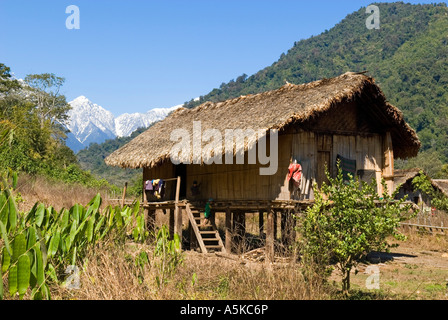 Rawang tradizionale casa di Phon Kan Rhazes area, Stato Kachin, nel nord del Myanmar Foto Stock