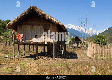 Rawang tradizionale casa di Phon Kan Rhazes area, Stato Kachin, nel nord del Myanmar Foto Stock