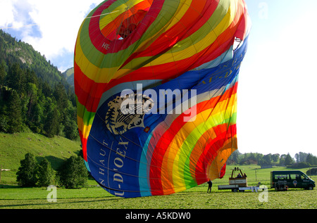 Busta di piegatura di una mongolfiera dopo touch-down Foto Stock