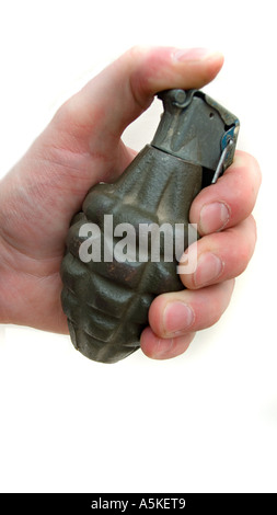 Mano che afferra una bomba a mano familiare forma di ananas M21 granata sfondo bianco Foto Stock