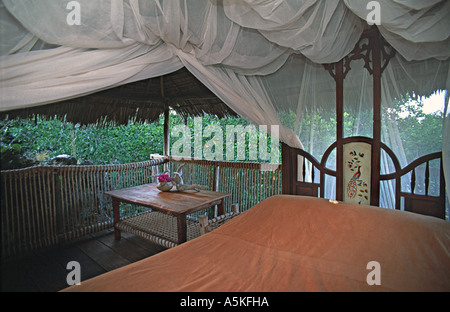 Di gusto ma semplice interno di uno dei lussuosi treehouses a Chole Mjini adiacente alla mafia island Tanzania Foto Stock