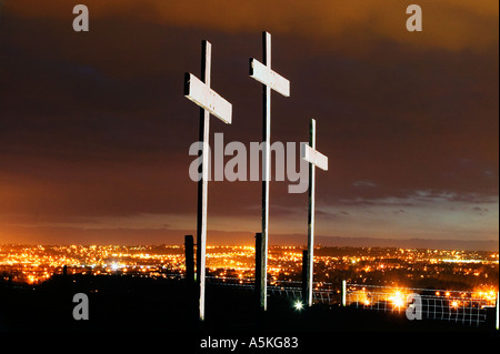 Tre crocifissi stand su una collina sopra Redditch WORCESTERSHIRE REGNO UNITO sono stati messi lì dai parrocchiani locali durante le festività di Pasqua Foto Stock