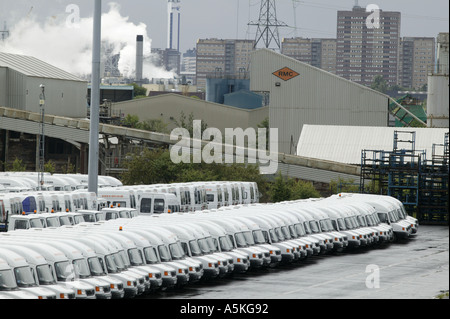 Nuovo di zecca LDV furgoni parcheggiati in un parcheggio presso la fabbrica di LDV in Washford Heath Birmingham REGNO UNITO Foto Stock