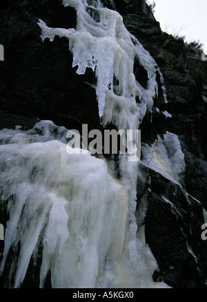 Accumulo di ghiaccio su sporgenze rocciose durante i mesi invernali a Crawford tacca del parco statale nelle White Mountains, New Hampshire USA Foto Stock