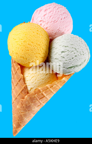 ICE CREAM SCOOP IN cono su blu Foto Stock