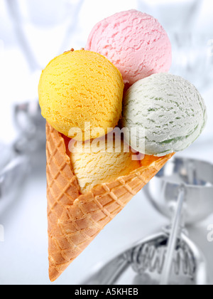 ICE CREAM SCOOP IN CONO Foto Stock