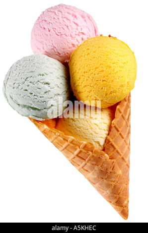 ICE CREAM SCOOP IN CONO SU BIANCO Foto Stock