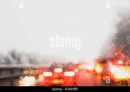 Il traffico su strada in cattive condizioni atmosferiche Foto Stock