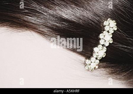 Pezzo di gioielleria e capelli Foto Stock