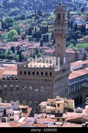 Vista della Galleria degli Uffizi e attraverso i tetti rossi di Firenze Foto Stock