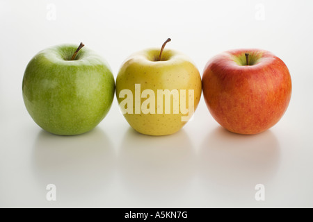 Un assortimento di mele in una riga Foto Stock