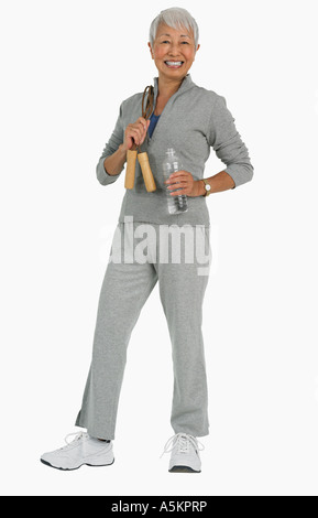 Studio shot di senior donna che indossa marcia atletica Foto Stock