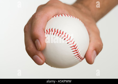 Chiusura del lanciatore di baseball di contenimento Foto Stock