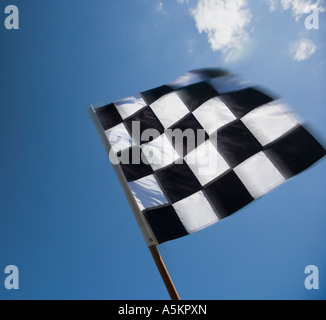 Bandiera a scacchi sventolata sotto il cielo blu Foto Stock